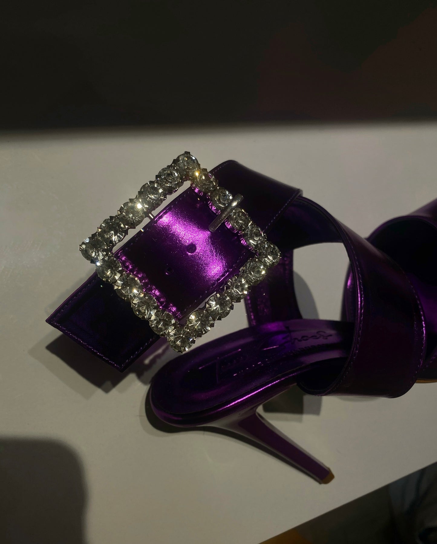 Pointed pumps with a buckle in purple