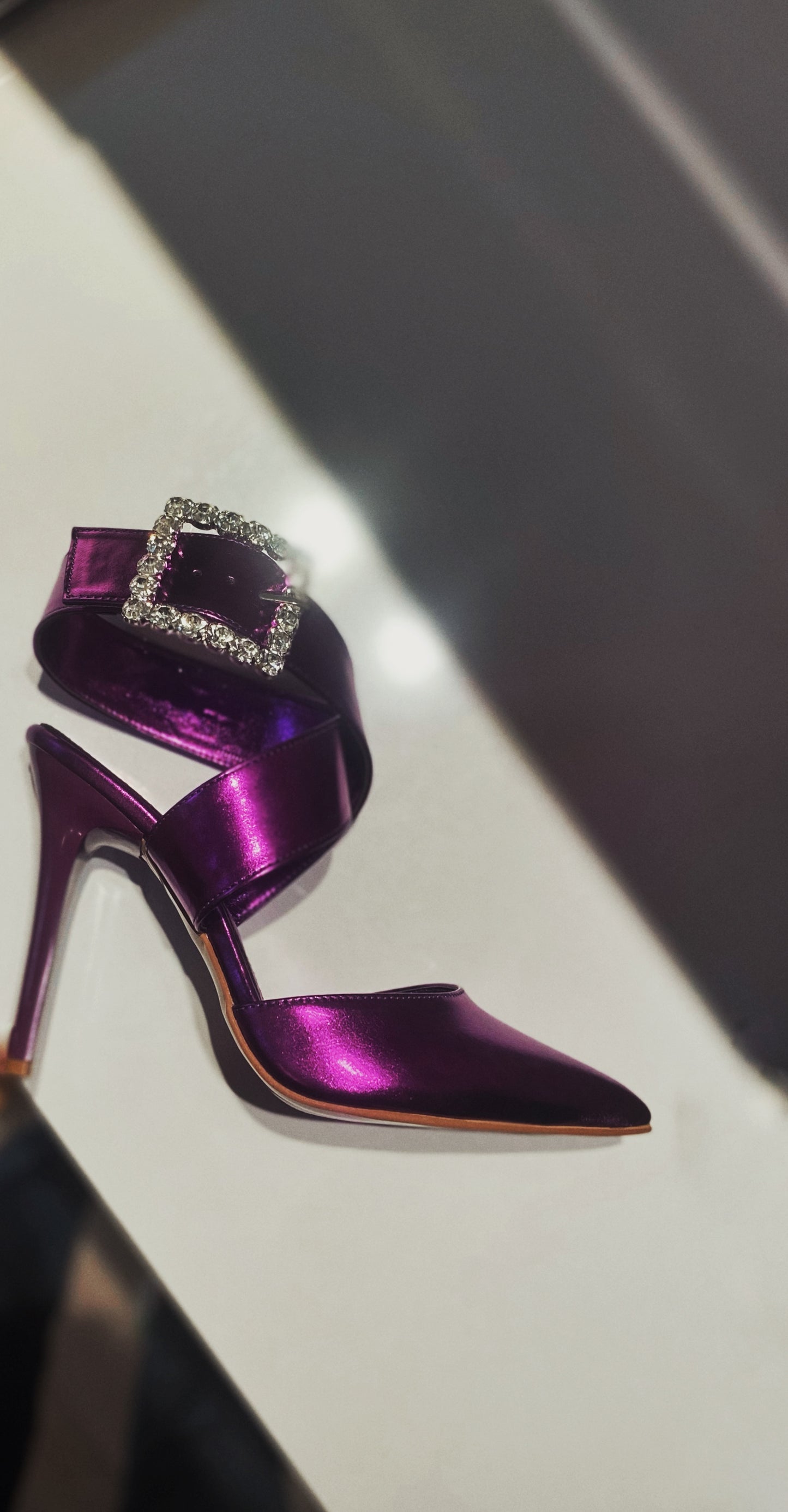 Pointed pumps with a buckle in purple